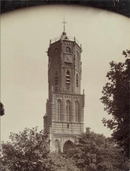 <p>De toren van de Grote Kerk werd in 1857 en in 1925-1928 gerestaureerd. Laatstgenoemde restauratie vond plaats onder leiding van architect H.A. Pothoven uit Amersfoort. </p>

